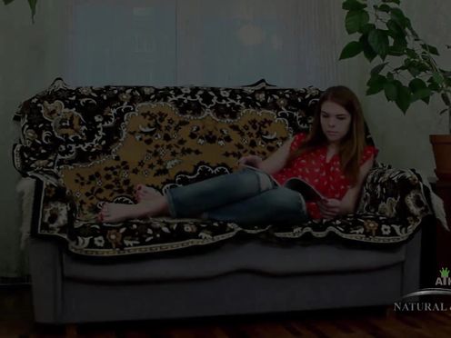 Русская студентка дрочит рыжую волосатую пизду на диване